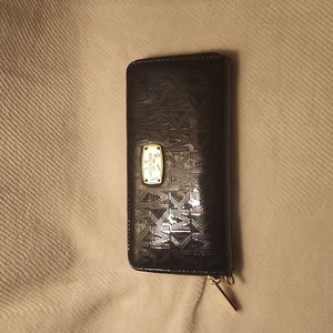 Michael Kors wallet in excellent and beautiful condition!